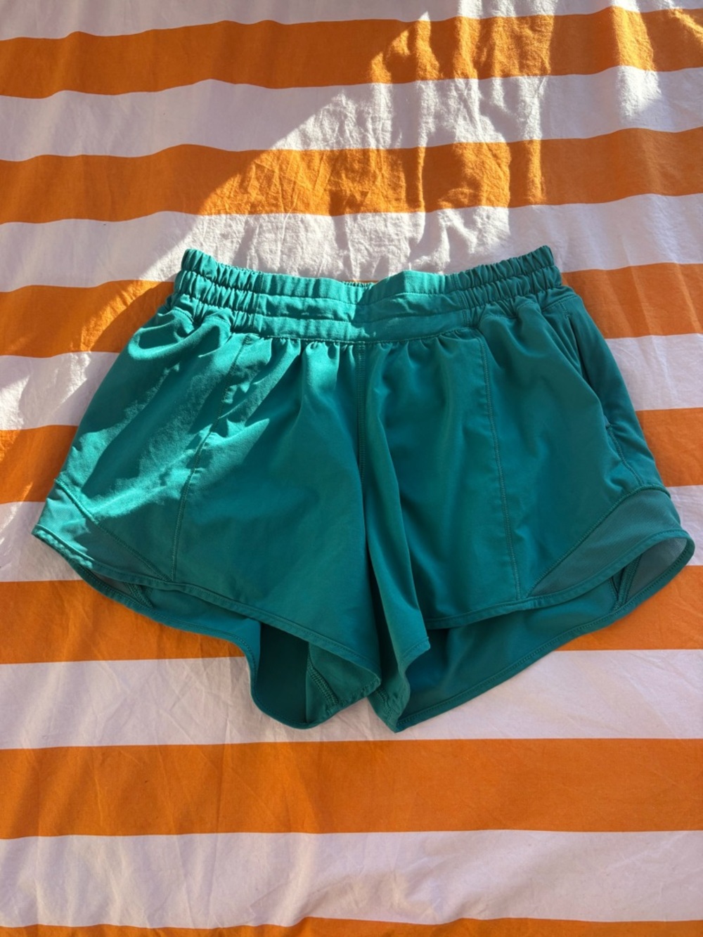Lululemon Hotty Hot Low-Rise Lined Short  4 “- Size: 4 Tall - Color: teal